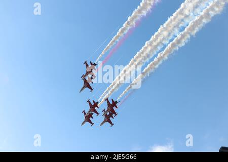 Baku - Aserbaidschan: 27. Mai 2022. Türkische Stars Jet Luftstreitkräfte Demonstration Team Aerobatics durchführen. Stockfoto