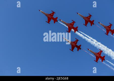 Baku - Aserbaidschan: 27. Mai 2022. Türkische Stars Jet Luftstreitkräfte Demonstration Team Aerobatics durchführen. Stockfoto
