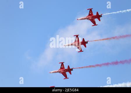 Baku - Aserbaidschan: 27. Mai 2022. Türkische Stars Jet Luftstreitkräfte Demonstration Team Aerobatics durchführen. Stockfoto