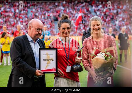 Kopenhagen, Dänemark. 24.. Juni 2022. Katrine S. Pedersen, die ehemalige Nationalspielerin Dänemarks, wird in die DBU Hall of Fame aufgenommen, bevor die Fußballmannschaft zwischen Dänemark und Brasilien im Park in Kopenhagen stattfindet. Sie ist hier mit dem Vorsitzenden der DBU Jesper Moller und der Kulturministerin Ane Halsboe-Jorgensen zu sehen. (Foto: Gonzales Photo/Alamy Live News Stockfoto