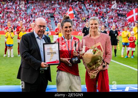 Kopenhagen, Dänemark. 24.. Juni 2022. Katrine S. Pedersen, die ehemalige Nationalspielerin Dänemarks, wird in die DBU Hall of Fame aufgenommen, bevor die Fußballmannschaft zwischen Dänemark und Brasilien im Park in Kopenhagen stattfindet. Sie ist hier mit dem Vorsitzenden der DBU Jesper Moller und der Kulturministerin Ane Halsboe-Jorgensen zu sehen. (Foto: Gonzales Photo/Alamy Live News Stockfoto