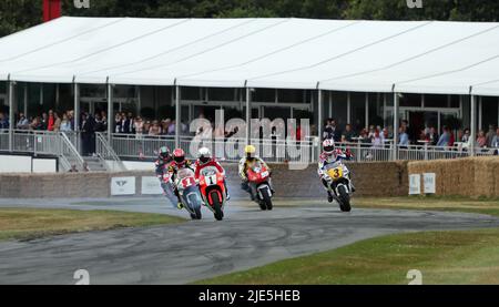 Goodwood, West Sussex, Großbritannien 25.. Juni 2022. Die Motorcyclelelestars Wayne Rainey, Mick Doohan, Kenny Roberts, Dani Pedrosa und Kevin Schwantz beim Goodwood Festival of Speed – ‘The Innovators – Masterminds of Motorsport’, in Goodwood, West Sussex, Großbritannien. © Malcolm Greig/Alamy Live News Stockfoto