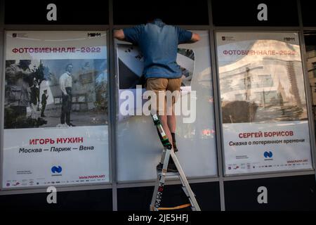 Moskau, Russland. 24. Juni 2022. Poster mit Ausstellungen der Straßen- und Dokumentarfotografen Igor Mukhin (L) und Sergey Borisov (R) an der Fassade des Moskauer Hauses der Fotografie/Multimedia Art Museum (MAMM) während der Photo Biennale 2022 in Moskau, Russland Stockfoto