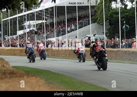 Goodwood, West Sussex, Großbritannien 25.. Juni 2022. Motorradrennsport-Legenden Wayne Rainey, Mick Doohan, Kevin Schwantz, Kenny Roberts und Dani Pedrosa fahren beim Goodwood Festival of Speed – ‘The Innovators – Masterminds of Motorsport’ in Goodwood, West Sussex, Großbritannien, auf den Goodwood-Hügel. © Malcolm Greig/Alamy Live News Stockfoto