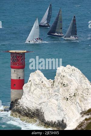 Segelboote passieren die Needles, während sie am jährlichen Round the Island Race teilnehmen, einem eintägigen, 50 Seemeilen langen Yacht-Rennen um die Isle of Wight. Die Flotte startet auf der berühmten Royal Yacht Squadron Line in Cowes und fährt nach Westen, zu den Needles, um St. Catherine's Point und Bembridge Ledge Boje, und zurück in den Solent zur Ziellinie in Cowes. Bilddatum: Samstag, 25. Juni 2022. Stockfoto