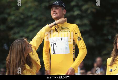 Paris, Deutschland. 30.. Juni 2017. Vor genau 25 Jahren gewann Jan Ullrich die Tour de France France, historischer Sieg, Sportikone in Deutschland firo: Tour de France 1997 Radsportsieger der Tour-Preisverleihung im gelben Trikot Jan Ullrich Team Telekom in Paris Credit: dpa/Alamy Live News Stockfoto