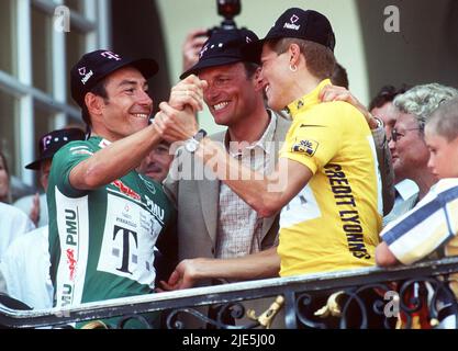 Vor genau 25 Jahren gewann Jan Ullrich die Tour de France France, historischer Sieg, Sportikone in Deutschland firo Cycling: Tour de France 6/ 1997 Empfang in Bonn Telekom Jan Ullrich Tour de France Sieger mit Bjarne Riis und Sieger des grünen Trikots Erik Zabel Copyright by firo sportphoto: Dickmannstr.2-4 45143 Essen Email: mail@firosportphoto.de (Volksbank Bochum Witten) : BLZ.: 430 601 29 Account: 341 117 100 Tel.: 0201/629355 Fax.: 0201/629374 Copyright by firo sportphoto: Dickmannstr.2-4 45143 Essen Email: mail@firosportphoto.de (Volksbank Bochum Witten) : BLZ.: 430 601 29 Account: 341 Stockfoto