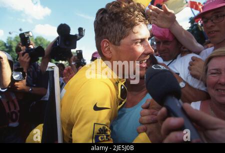 Paris, Deutschland. 30.. Juni 2017. Vor genau 25 Jahren gewann Jan Ullrich die Tour de France France, historischer Sieg, Sportikone in Deutschland firo: Tour de France 1997 Radsportsieger der Tour-Siegerehrung im gelben Trikot Interview mit Jan Ullrich Team Telekom in Paris Credit: dpa/Alamy Live News Stockfoto