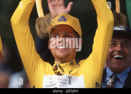 Paris, Deutschland. 30.. Juni 2017. Vor genau 25 Jahren gewann Jan Ullrich die Tour de France France, historischer Sieg, Sportikone in Deutschland firo: Tour de France 1997 Radsportsieger der Tour-Preisverleihung im gelben Trikot Jan Ullrich Team Telekom in Paris Credit: dpa/Alamy Live News Stockfoto