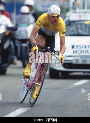 Paris, Deutschland. 30.. Juni 2017. Vor genau 25 Jahren gewann Jan Ullrich die Tour de France France, historischer Sieg, Sportikone in Deutschland firo: Tour de France 1997 Radsportsieger der Tour-Siegerehrung im gelben Trikot Jan Ullrich Team Telekom Single Action Credit: dpa/Alamy Live News Stockfoto