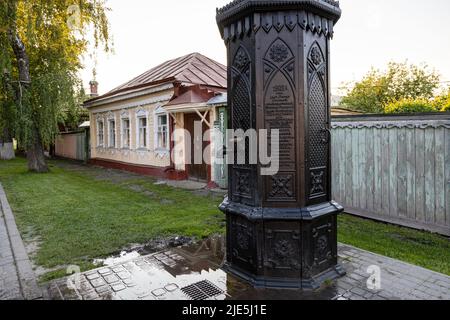 Kolomna, Russland - 9. Juni 2022: Alte gusseiserne Wassersäule der Kolomna Wasserversorgung. Сonstruction von Wasserleitungen und Wassersäulen wurden in finanziert Stockfoto