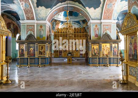 Kolomna, Russland - 10. Juni 2022: Innenraum der Kirche der Ikone der Gottesmutter von Tichwin vom Kreml von Kolomna in der Altstadt von Kolomna Stockfoto