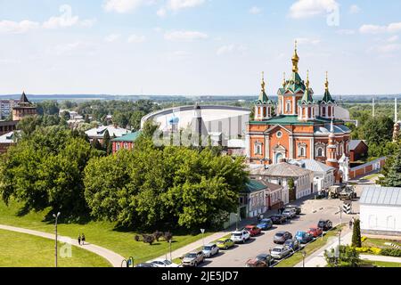 Kolomna, Russland - 10. Juni 2022: Blick über das Kloster Uspenskiy Brusenskiy im Kreml von Kolomna auf der Lazhechnikova Straße in der Altstadt von Kolomna am Sommertag Stockfoto