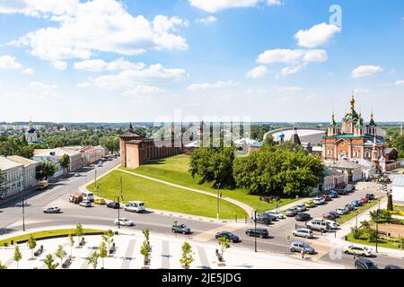 Kolomna, Russland - 10. Juni 2022: Blick über die Türme, die Mauer des Kremlklosters Kolomna in der Lazhechnikova Straße und die Oktoberrevolution Straße in der Altstadt Stockfoto