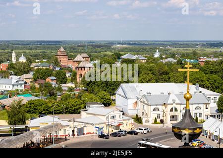 Kolomna, Russland - 10. Juni 2022: Blick über die Bushaltestelle Staraya Kolomna und Kremltürme in der Altstadt von Kolomna am Sommertag von der Glockenturm-Kirche Stockfoto