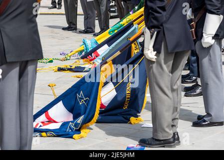 High Street, Southend on Sea, Essex, Großbritannien. 25. Juni 2022. In der neuen Stadt Southend on Sea fand eine militärische Gedenkveranstaltung zum Tag der Streitkräfte statt, die mit Vertretern und Kadetten der Streitkräfte begann, die die High Street hinauf zum Victoria Circus-Gebiet marschierten Stockfoto