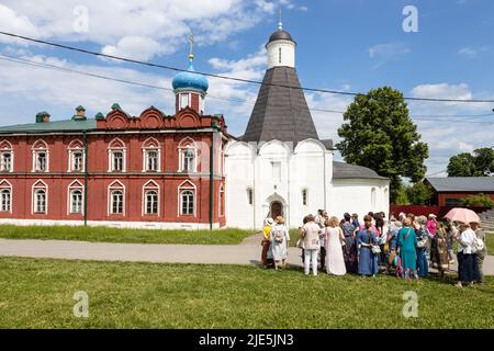 Kolomna, Russland - 11. Juni 2022: Touristen auf Exkursion in das Uspenski-Brusenski-Kloster im Kolomna-Kreml in der Altstadt von Kolomna am sonnigen Sommertag Stockfoto