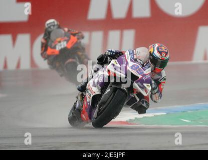 24.06.2022, TT Circuit Assen, Assen, GroÃer Preis der Niederlande 2022, im Bild Jorge Martin aus Spanien, Pramac Racing, Miguel Oliveira aus Portugal, Red Bull KTM Factory Racing Stockfoto