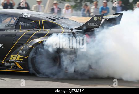 Goodwood, West Sussex, Großbritannien 25.. Juni 2022. Nissan GT-R Drift Car von Steve Biagioni, das von Zuschauern beim Goodwood Festival of Speed – ‘The Innovators – Masterminds of Motorsports’, in Goodwood, West Sussex, Großbritannien, beobachtet wurde. © Malcolm Greig/Alamy Live News Stockfoto