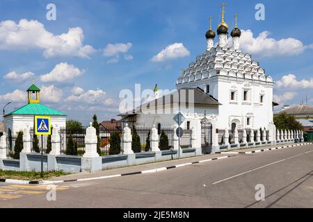 orthodoxe altgläubige Kirche des heiligen Nikolaus in Posad in der Altstadt von Kolomna am sonnigen Sommertag Stockfoto