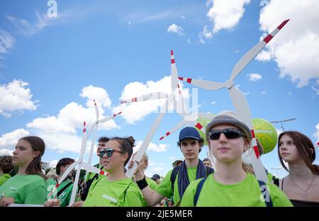 25. Juni 2022, Bayern, München: Teilnehmer der Greenpeace Youth nehmen an einer Demonstration der G7 Kritiker für einen besseren Klima- und Artenschutz sowie gegen Hunger und Armut Teil. Fünfzehn globalisierungskritische Verbände haben zur Demonstration in München aufgerufen. Deutschland ist Gastgeber des Gipfeltreffens der wirtschaftlich starken Demokratien G7 (26.-28. Juni). Foto: Michael Kappeler/dpa Stockfoto