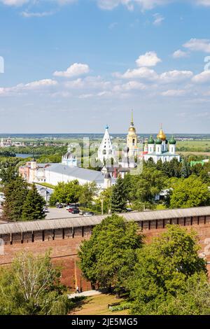 Oben Blick auf die Mauer und Kirchen von Kolomna Kreml und Bobrenev Kloster am Horizont in der Altstadt von Kolomna Stadt am Sommertag von Glockenturm Kirche St. Jo Stockfoto