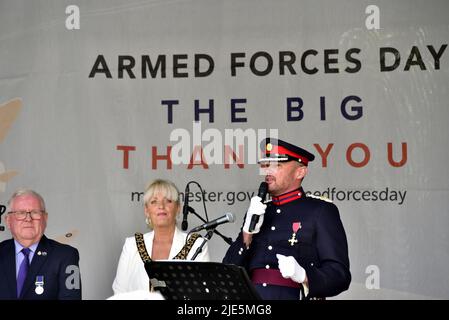 Manchester, Großbritannien, 25.. Juni 2022. Ratsmitglied Tommy Judge, Ratsmitglied Donna Ludford (die Oberbürgermeisterin von Manchester) und Carl Austin Behan (stellvertretender Leutnant des County of Greater Manchester, stellvertretend für Sir Warren Smith). Der Tag der Streitkräfte wird auf dem Petersplatz, Manchester, England, Großbritannien und den Britischen Inseln gefeiert. Quelle: Terry Waller/Alamy Live News Stockfoto