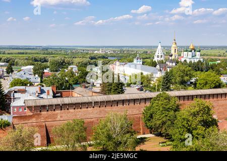 Blick über die Kremlmauer, Kirchen und Kathedrale in Kolomna Kreml und Bobrenev Kloster in der Altstadt von Kolomna Stadt am Sommertag von Glockenturm Kirche Stockfoto