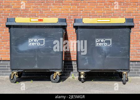 PreZero Abfallbehälter an der Hauswand Stockfoto