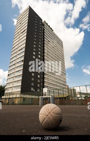 Leerer Turmblock - Dennison Point auf dem Carpenters Estate, Stratford, Newham, für Entwicklung bestimmt, London 2022 Stockfoto