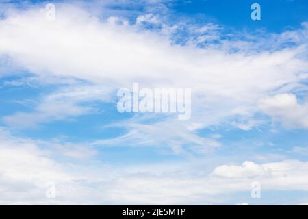 Natürlicher Hintergrund - niedrige Zirrus- und Cumuluswolken in blauem Himmel am sonnigen Sommertag Stockfoto