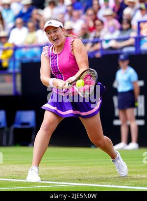 Die lettische Jelena Ostapenko war während des Finalmatches ihrer Frauen gegen Petra Kvitova auf dem Mittelfeld am achten Tag des Rothesay International Eastbourne im Devonshire Park, Eastbourne, im Einsatz. Bilddatum: Samstag, 25. Juni 2022. Stockfoto