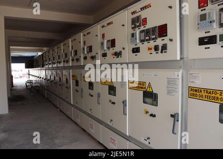 Schaltanlage mit 220 kV und Hauptkontrollraum in Solar-320-MW-Anlage Stockfoto