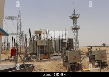 Schaltanlage mit 220 kV und Hauptkontrollraum in Solar-320-MW-Anlage Stockfoto