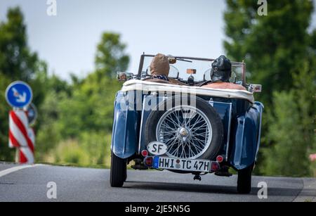 Wismar, Deutschland. 25.. Juni 2022. Nach dem Start der Oldtimer-Rallye 7. in Westmecklenburg ist eine 1947 gebaute MG TC Midget unterwegs. Bei der Oldtimer-Rallye gehen historische Motorräder und Autos auf die Rennstrecke und erinnern an die Geschichte der Mobilität. Quelle: Jens Büttner/dpa/ZB/dpa/Alamy Live News Stockfoto