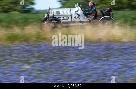 Wismar, Deutschland. 25.. Juni 2022. Nach dem Start der Oldtimer-Rallye 7. in Westmecklenburg ist ein Ford A Speedster aus dem Jahr 1929 unterwegs. Bei der Oldtimer-Rallye gehen historische Motorräder und Autos auf die Rennstrecke und erinnern an die Geschichte der Mobilität. Quelle: Jens Büttner/dpa/ZB/dpa/Alamy Live News Stockfoto