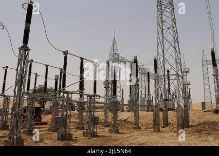 Schaltanlage mit 220 kV und Hauptkontrollraum in Solar-320-MW-Anlage Stockfoto