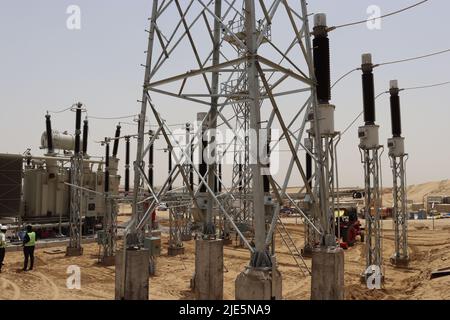 Schaltanlage mit 220 kV und Hauptkontrollraum in Solar-320-MW-Anlage Stockfoto