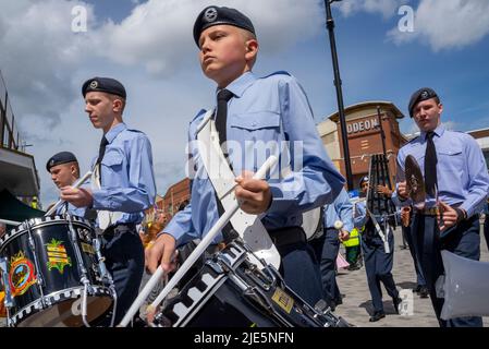 High Street, Southend on Sea, Essex, Großbritannien. 25. Juni 2022. In der neuen Stadt Southend on Sea fand eine militärische Gedenkveranstaltung zum Tag der Streitkräfte statt, die mit Vertretern und Kadetten der Streitkräfte begann, die die High Street hinauf zum Victoria Circus-Gebiet marschierten Stockfoto