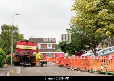 Die Gehwege der britischen Wohnimmobilien werden geschlossen und ausgegraben, während die Arbeiten zur Aktualisierung der Wohnimmobilien auf ultraschnelle Breitband- und digitale Telefonleitungen anstehen Stockfoto