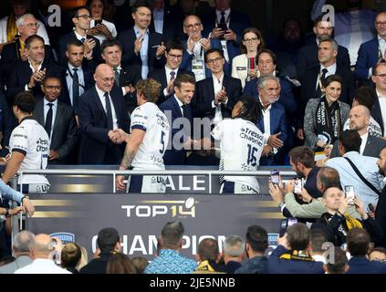 Der französische Bildungsminister Pap Ndiaye, der Präsident des französischen Rugby-Verbandes FFR Bernard Laporte, der französische Präsident Emmanuel Macron, der Präsident der französischen Rugby-Liga LNR Rene Bouscatel, Die französische Sportministerin Amelie Oudea-Cazera bei der Trophäenzeremonie nach dem Rugby-Union-Finale der französischen Meisterschaft Top 14 zwischen Castres Olympique (CO) und Montpellier Herault Rugby (MHR) am 24. Juni 2022 im Stade de France in Saint-Denis bei Paris, Frankreich - Foto Jean Catuffe / DPPI Stockfoto