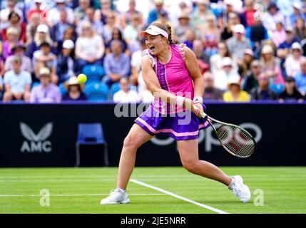 Die lettische Jelena Ostapenko war während des Finalmatches ihrer Frauen gegen Petra Kvitova auf dem Mittelfeld am achten Tag des Rothesay International Eastbourne im Devonshire Park, Eastbourne, im Einsatz. Bilddatum: Samstag, 25. Juni 2022. Stockfoto