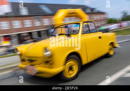 Wismar, Deutschland. 25.. Juni 2022. Ein Trabant Cabriolet startet bei der Oldtimer-Rallye 7. vor dem Phantechnikum. Bei der Oldtimer-Rallye gehen historische Motorräder und Autos auf die Rennstrecke, um der Geschichte der Mobilität zu gedenken. Quelle: Jens Büttner/dpa/ZB/dpa/Alamy Live News Stockfoto