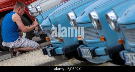 Wismar, Deutschland. 25.. Juni 2022. Ein Trabant-Besitzer bereitet sein Fahrzeug auf den Start bei der Oldtimer-Rallye 7. im Phantechnikum vor. Bei der Oldtimer-Rallye gehen historische Motorräder und Autos auf die Rennstrecke und erinnern an die Geschichte der Mobilität. Quelle: Jens Büttner/dpa/Alamy Live News Stockfoto