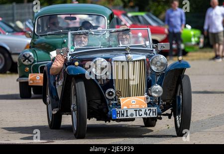 Wismar, Deutschland. 25.. Juni 2022. Ein MG TC Midget aus dem Jahr 1947 startet bei der Oldtimer-Rallye 7. vor dem Phantechnikum. Bei der Oldtimer-Rallye gehen historische Motorräder und Autos auf die Rennstrecke und erinnern an die Geschichte der Mobilität. Quelle: Jens Büttner/dpa/ZB/dpa/Alamy Live News Stockfoto