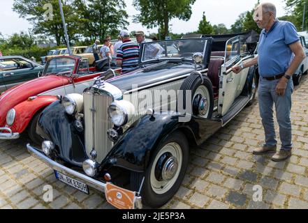 Wismar, Deutschland. 25.. Juni 2022. Hans-Werner Stein bereitet seinen 1935 gebauten Horch 830 BK für den Start der Oldtimer-Rallye 7. vor dem Phantechnikum vor. Bei der Oldtimer-Rallye gehen historische Motorräder und Autos auf die Rennstrecke, um der Geschichte der Mobilität zu gedenken. Quelle: Jens Büttner/dpa/Alamy Live News Stockfoto