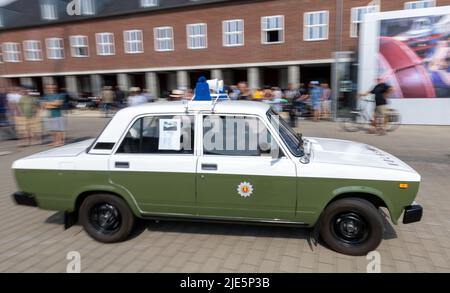 Wismar, Deutschland. 25.. Juni 2022. Eine Volkspolizei Lada 2105 aus dem Jahr 1989 fährt zur Oldtimer-Rallye 7. durch Westmecklenburg an den Start. Bei der Oldtimer-Rallye gehen historische Motorräder und Autos auf die Rennstrecke und erinnern an die Geschichte der Mobilität. Quelle: Jens Büttner/dpa/ZB/dpa/Alamy Live News Stockfoto