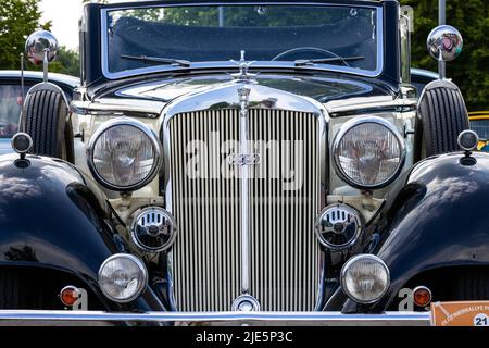 Wismar, Deutschland. 25.. Juni 2022. Vor dem Phantechnikum steht vor dem Start der Oldtimer-Rallye 7. eine 1935 gebaute Horch 830 BK. Bei der Oldtimer-Rallye gehen historische Motorräder und Autos auf die Rennstrecke, um der Geschichte der Mobilität zu gedenken. Quelle: Jens Büttner/dpa/ZB/dpa/Alamy Live News Stockfoto