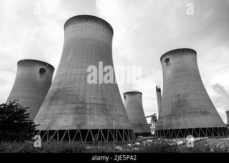 Drax Cooling Towers, Drax-Kraftwerk, schwarz-weiß, Kraftwerk in North Yorkshire, England, Großbritannien. Stockfoto