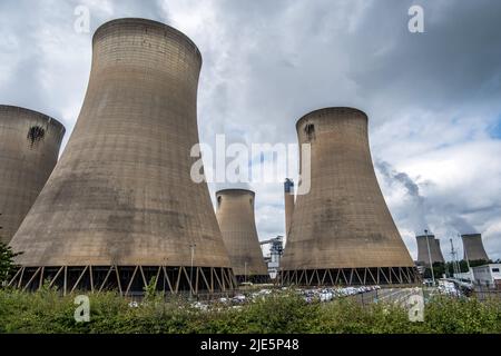 Kühltürme und Dampf im Kraftwerk Drax, einem großen Biomassekraftwerk in North Yorkshire, England, Großbritannien. Stockfoto